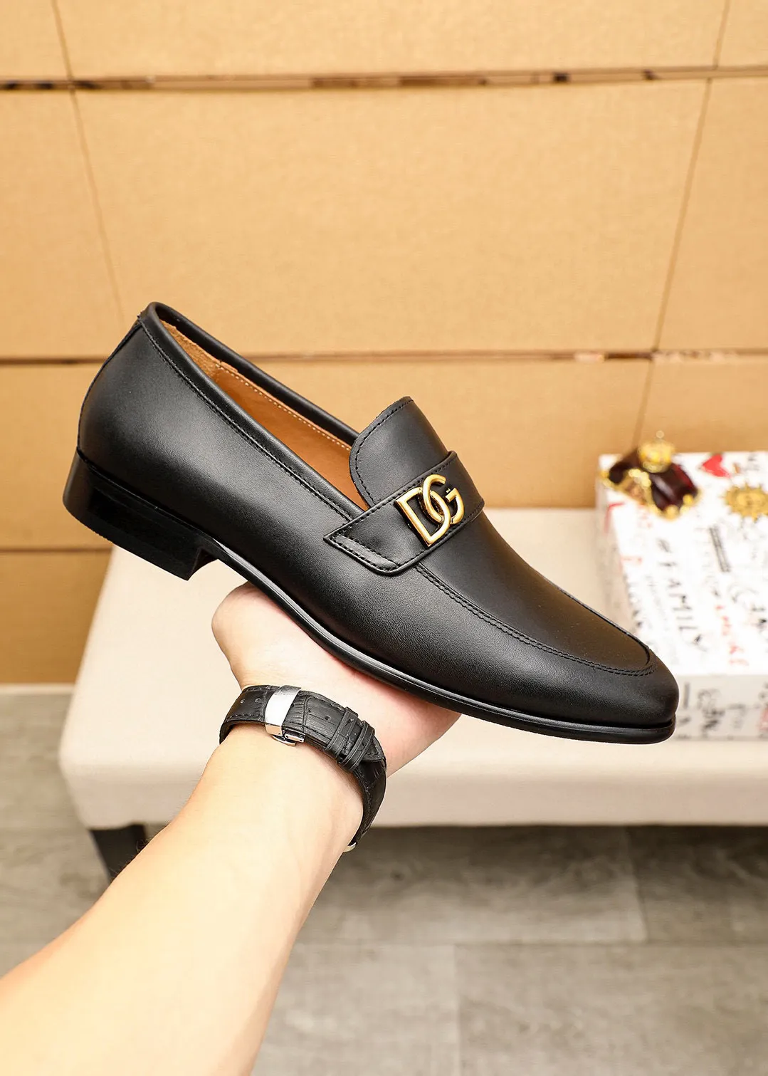 Men's clothing and shoes 💰460 💐DG top quality🔍🔍Men's new leather shoes🚹Sold simultaneously at counters⚠The uppers are imported open-edge beaded cowhide leather uppers from Italy, fully imported cowhide leather lining + classic hardware buckles, completely 1⃣️to 1⃣️reproduction🇮🇹💪💪, ⚠ Sole: The original sole is specially provided by the original factory. The exclusive movable molded sole is super comfortable. ⚠The original factory follows the order, 🔍🔍high quality, you can enter and exit the counter at will, welcome to compare⚠Size: 38-44 (45.46🉑️Customized)
